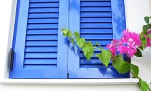 Παντζουρια αλουμινιου με γαλάζιο χρώμα σε νησιωτικό σπίτι